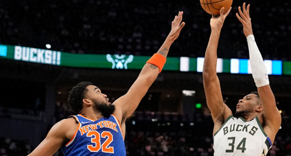 NBA常规赛揭幕，雄鹿主场迎战尼克斯。尼克斯次节单节净胜13分取得领先，雄鹿三节