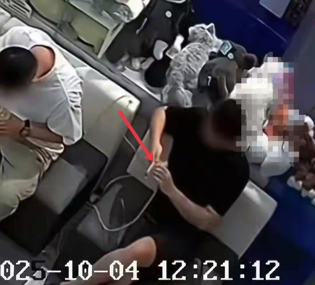 烟台男子拽充电线后续：打电话甩锅还要求删视频，同行女子更恶心！山东烟台这男的真