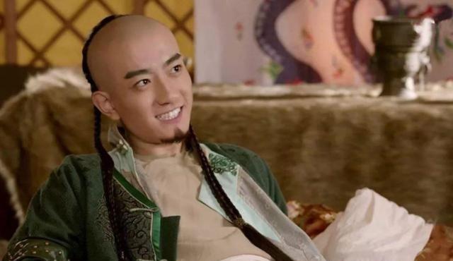 1650年冬，39岁的摄政王多尔衮在古北口外狩猎时突然坠马重伤，不治身亡。消息传