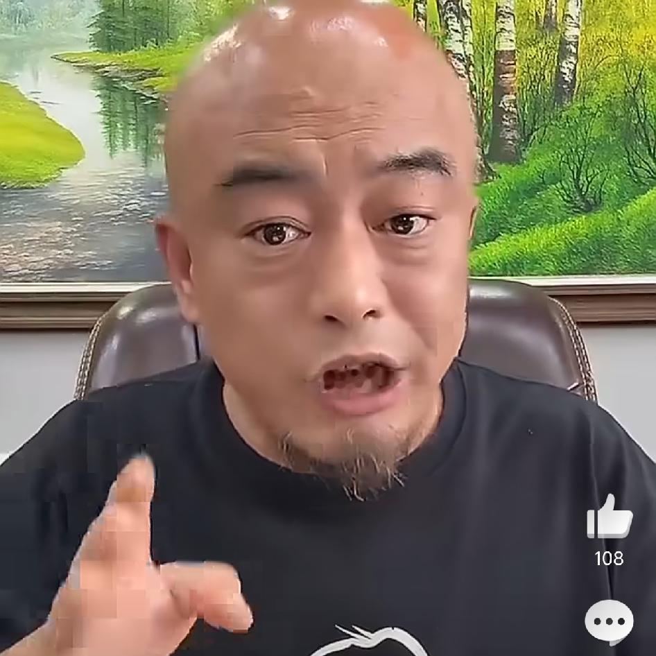 丁老五爆料辛巴近况：别说直播带货了，回国都难实现！想当年他多狂啊，站桌子上给主播