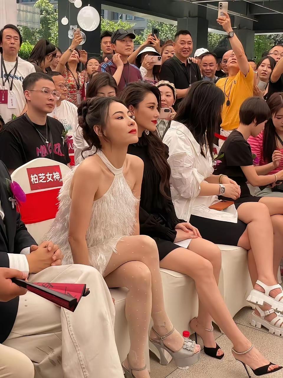 张柏芝张馨予活动现场坐一起，两个美人在一起简直是逆天！​​张柏芝张柏芝舞台造型