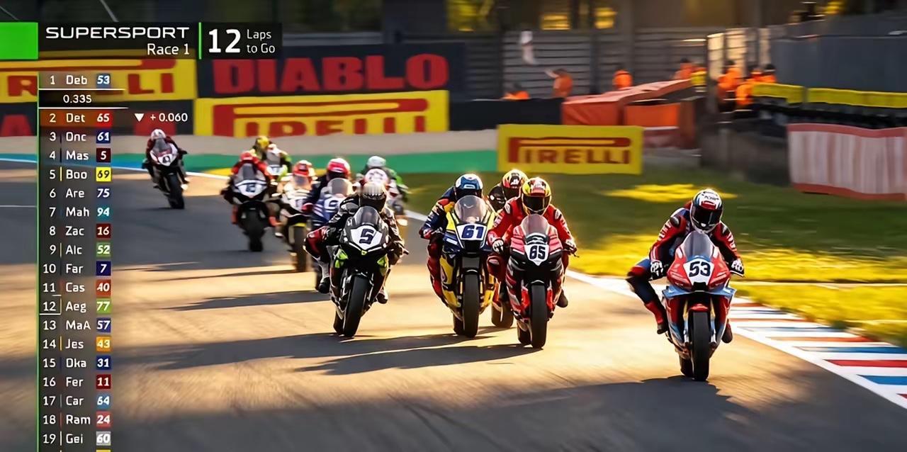 本来可以跑第一，为何最后却跑了个第四名？张雪机车53号，前面一直领跑，拉开后