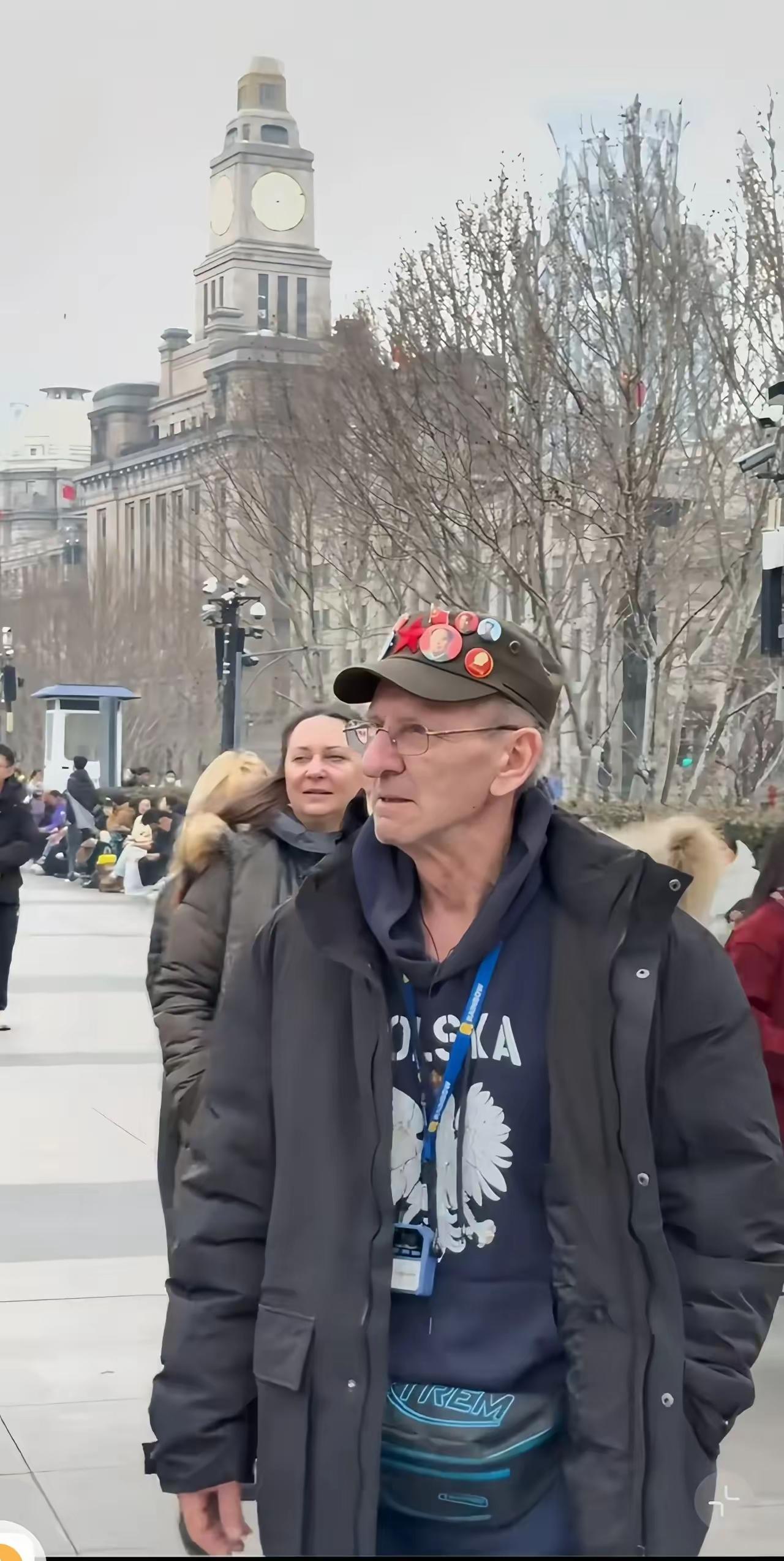 美退役老兵满头毛主席徽章，现身外滩沉思​刚在外滩遇到一位特殊的外国老人——满头
