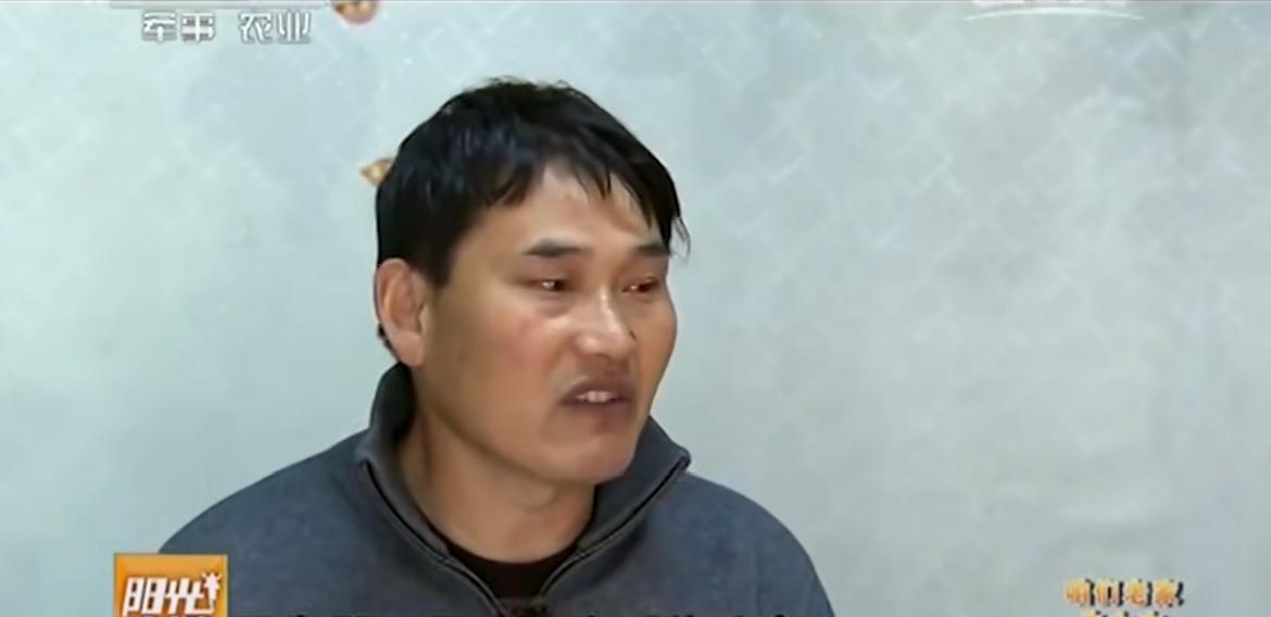 大衣哥朱之文现身北京菜市场，买菜被路人认出，当场遭到围堵拍照舞台之上的朱之文