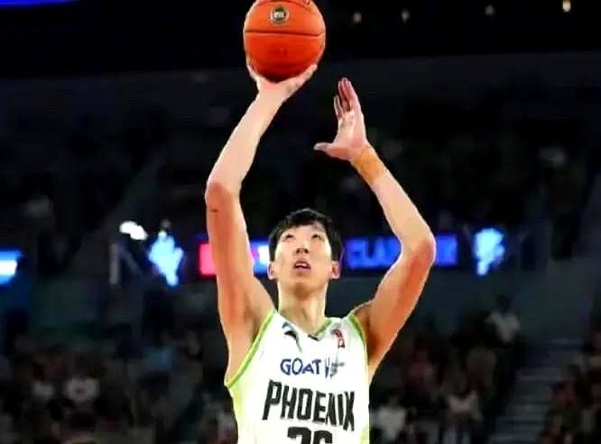 周琦的澳洲巅峰真的要成球迷的“意难平天花板”了！现在网上聊他都吵翻了，有人说