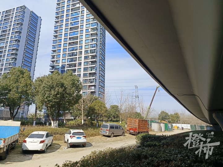 滨江蝶翠迎宾府精装交付4个月, 全体业主投票通过封包阳台, 859户, 有效票702张, 569票赞成