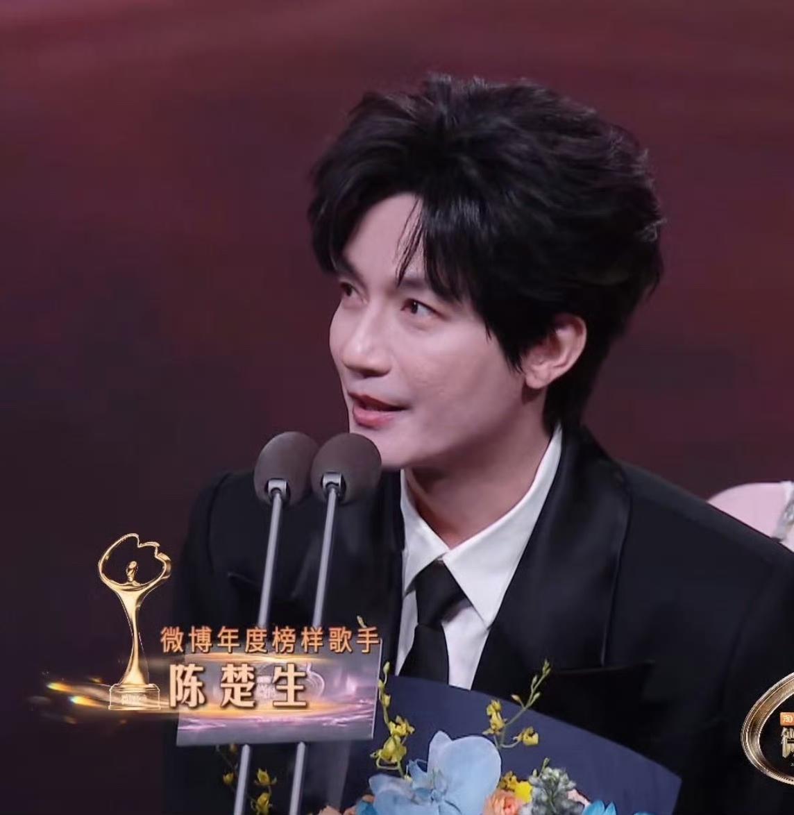 微博之夜陈楚生获得榜样歌手，他说这是他出道的第十八年，希望下一个十八年依然能拿