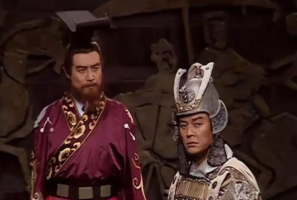 刘备全部身家两万人，只派出了两三千人，跟在东吴后面捡漏。而东吴参战三万人，赤壁之战，谁是主角不言而喻