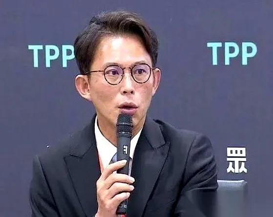 一个在镜头前，脸不红心不跳地说：“我祖宗是大陆来的，但这不代表我就得承认什么。”