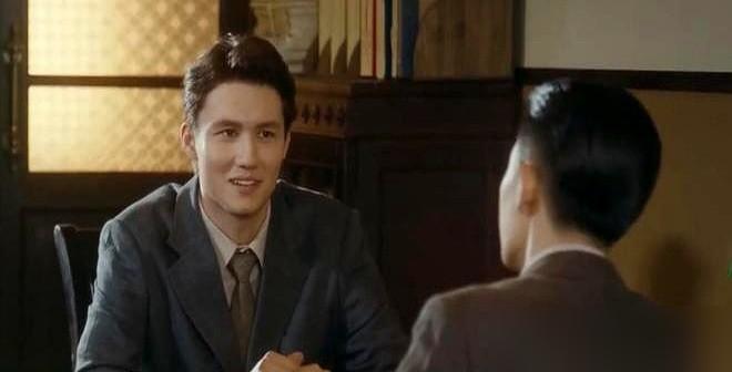 我真以为剧组下血本，找了个外籍演员来演何鸿燊。那股子劲儿，那个混血感，太对了。