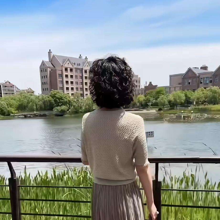 以前邻里闲聊，大家都看不懂一个事，就是主人公的堂姐。堂姐女儿出嫁的时候，亲家两口