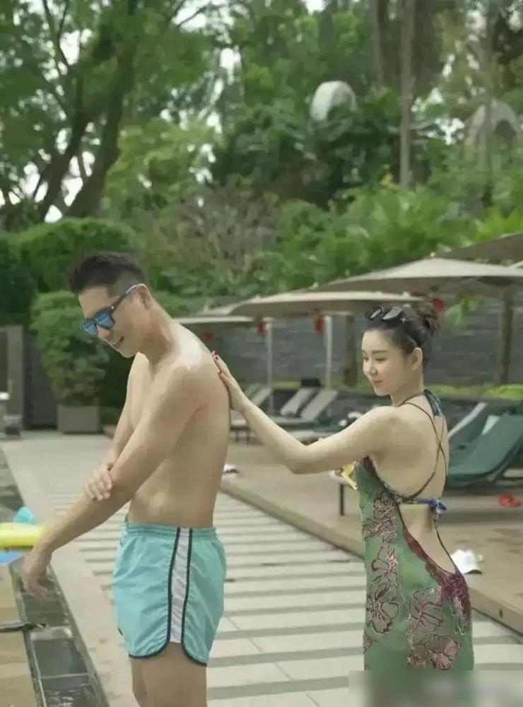 就因为李小萌吃醋，王雷19年没碰过女演员的嘴。你敢信？多少人以为李小萌的松弛感是