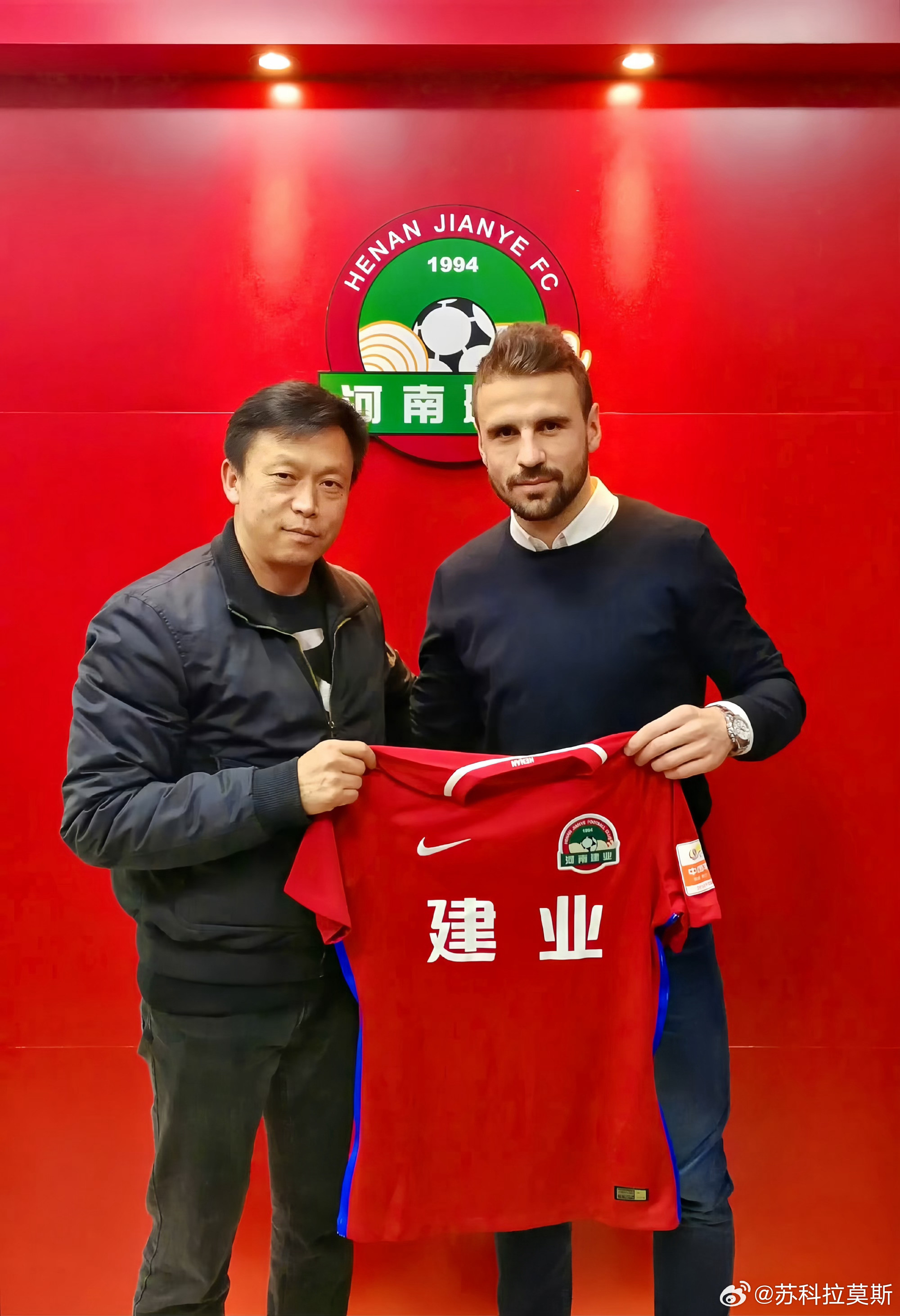 河南队【那年今日】2018年2月28日，河南建业在转会窗口关闭前一小时方才敲定奥