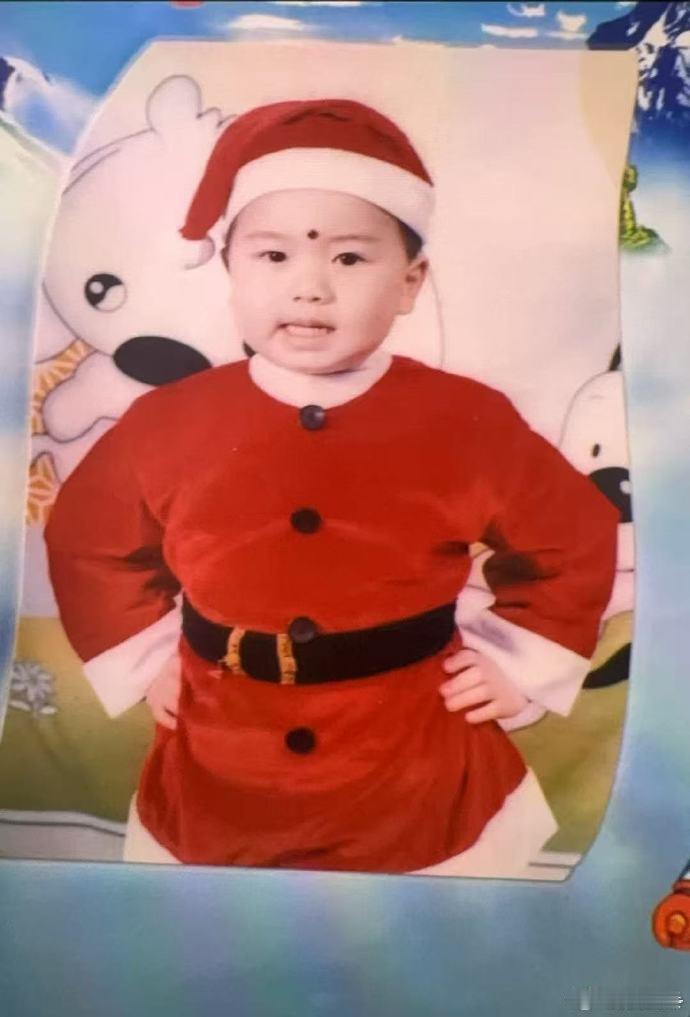 孙佳俊分享童年照今天是属于全世界小朋友的节日，发博：🎈我的孩子气给我勇气🎈