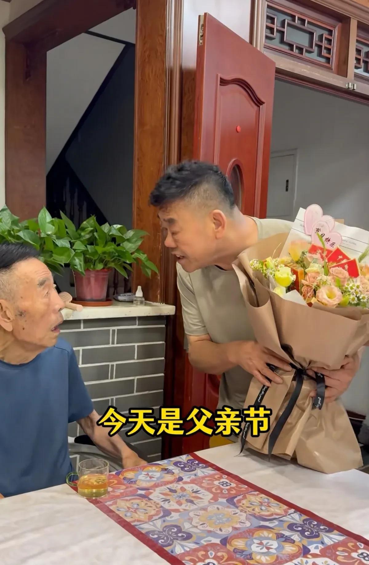 杨少华先生一共有4个儿子，最近这几年，他一直跟着三儿子杨伦生活。杨伦两口子挺孝