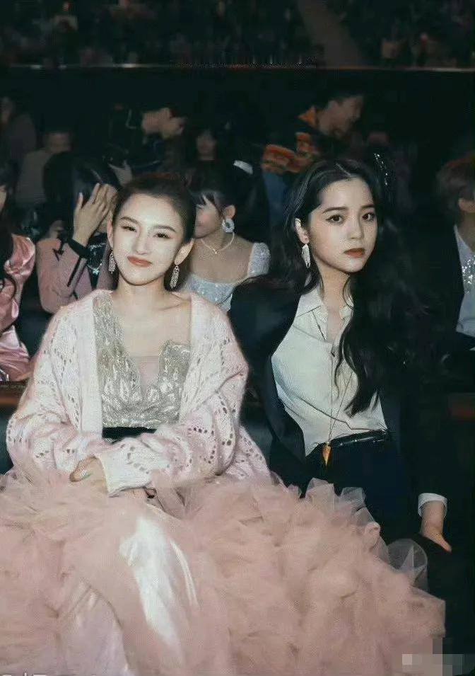 欧阳娜娜和宋祖儿的合影，一个甜妹一个酷姐，不得不说，欧阳娜娜这造型很适合她。
