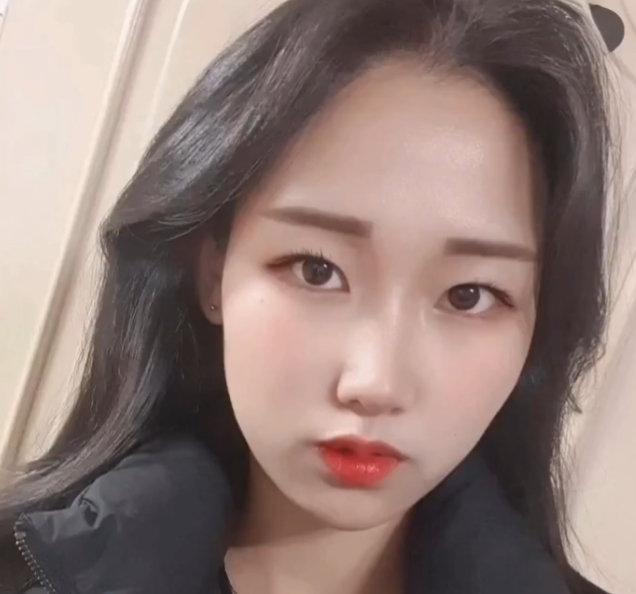 跟大家聊两件最近在网上传得很凶的韩国极端事件，一件靠AI策划杀人，一件课堂抡锤伤