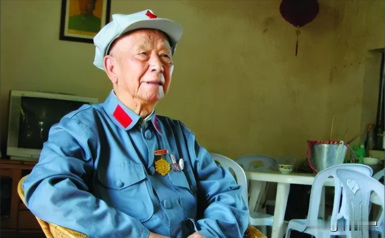 1935年，刘亚楼的警卫员不小心落入敌人手中，被敌人吊在树上打，一老汉看见后，黑