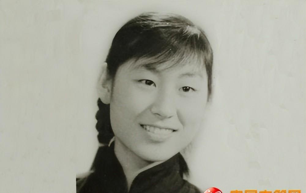 八一厂门口捡瓶子的老人，谁还记得她演过《苦菜花》，她到底在找什么。那天我在朋友