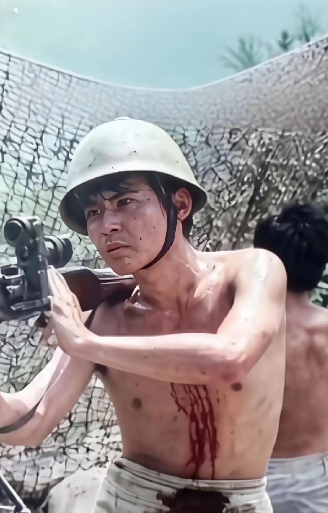 一张不敢多看的老照片：1988年，四川新津朱玉东在老山那拉中弹，撕了衣服裹住伤口