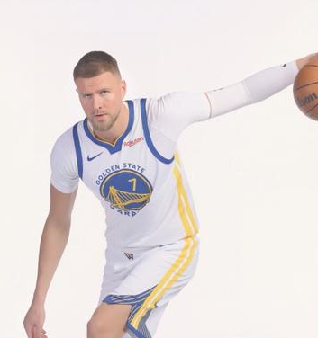 波神勇士生涯首秀12分，勇士大比分不敌凯尔特人。NBA常规赛，勇士主场迎战凯尔特