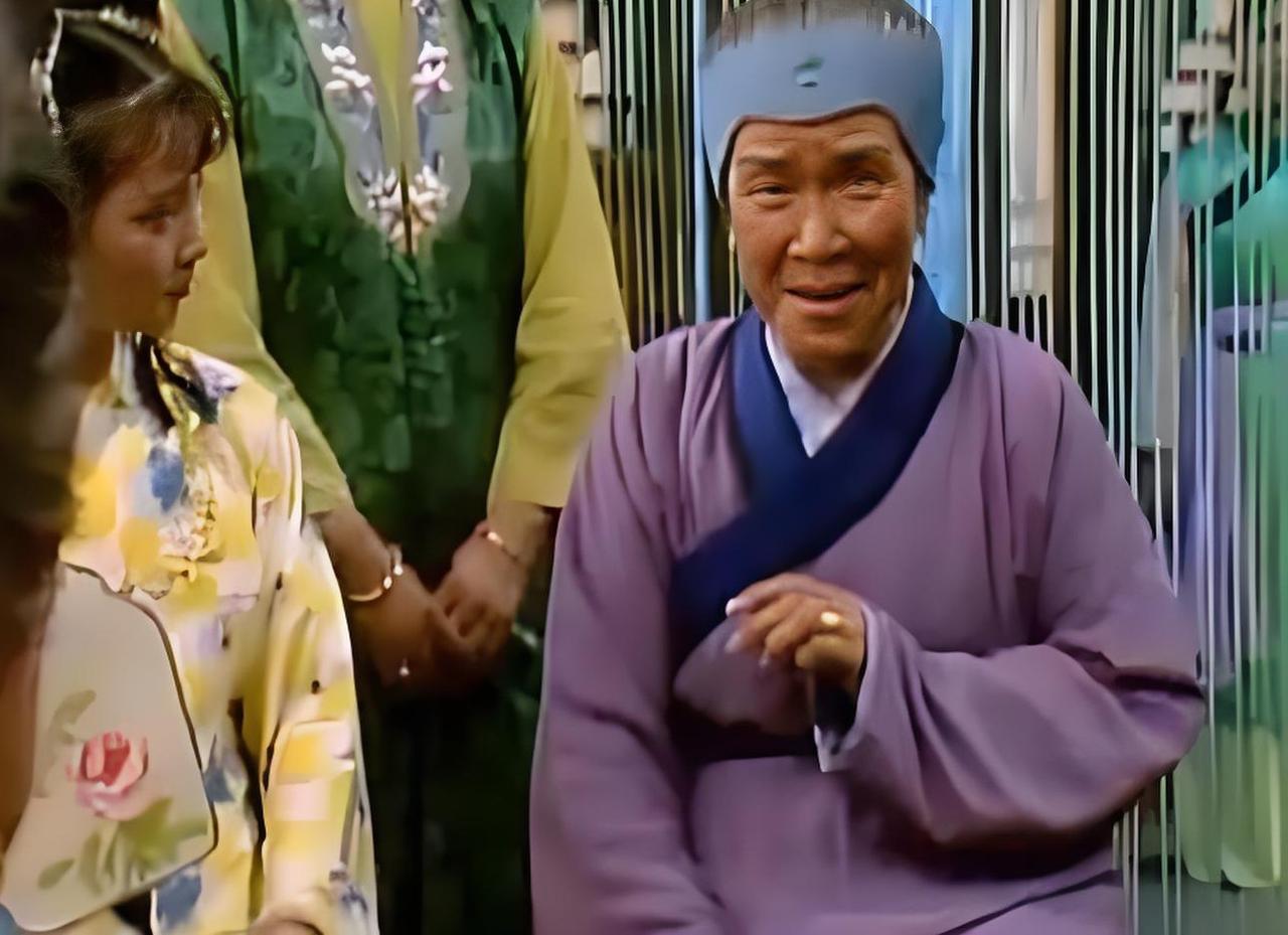 刘姥姥进蘅芜院后为何一言不发？不是不敢说，而是读懂了这层深意！刘姥姥跟着贾母