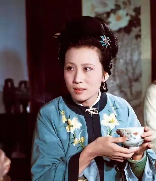 追《红楼梦》时，好多人都纳闷：李纨不到二十岁守寡，日子过得如槁木死灰，为啥不考虑