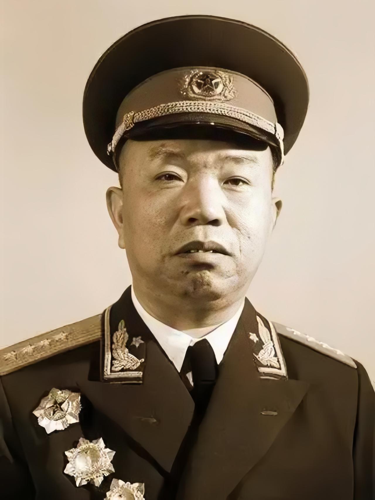 1935年6月，中央红军与红四方面军在四川懋功会师。此时红四方面军兵强马壮，约8