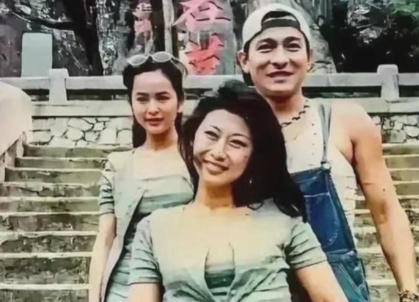 刘德华前面的女人是谁啊？太美了吧！终于懂得什么叫风情万种。石阶、红字背景里，她浅