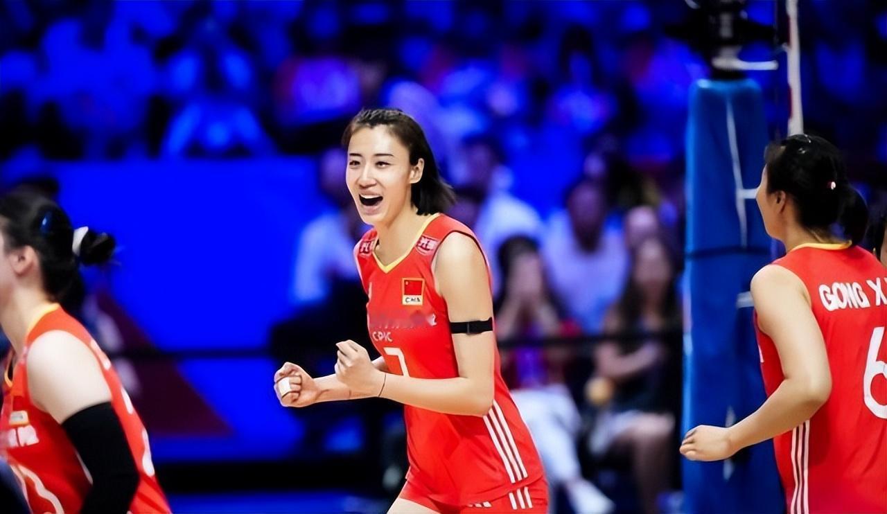 变脸比翻书还快！日本女排被中国队光速打服后，日媒仅用一天就换了副嘴脸。赛前嚣张叫