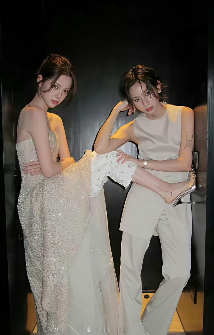 欧阳娜娜虽然留过洋，还是蛮保守。面对闺蜜都穿睡裤
