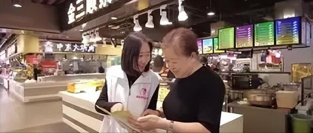 看看你周围的超市，就知道社会变成什么样子了，大家节俭到什么程度。最难得的是，越来