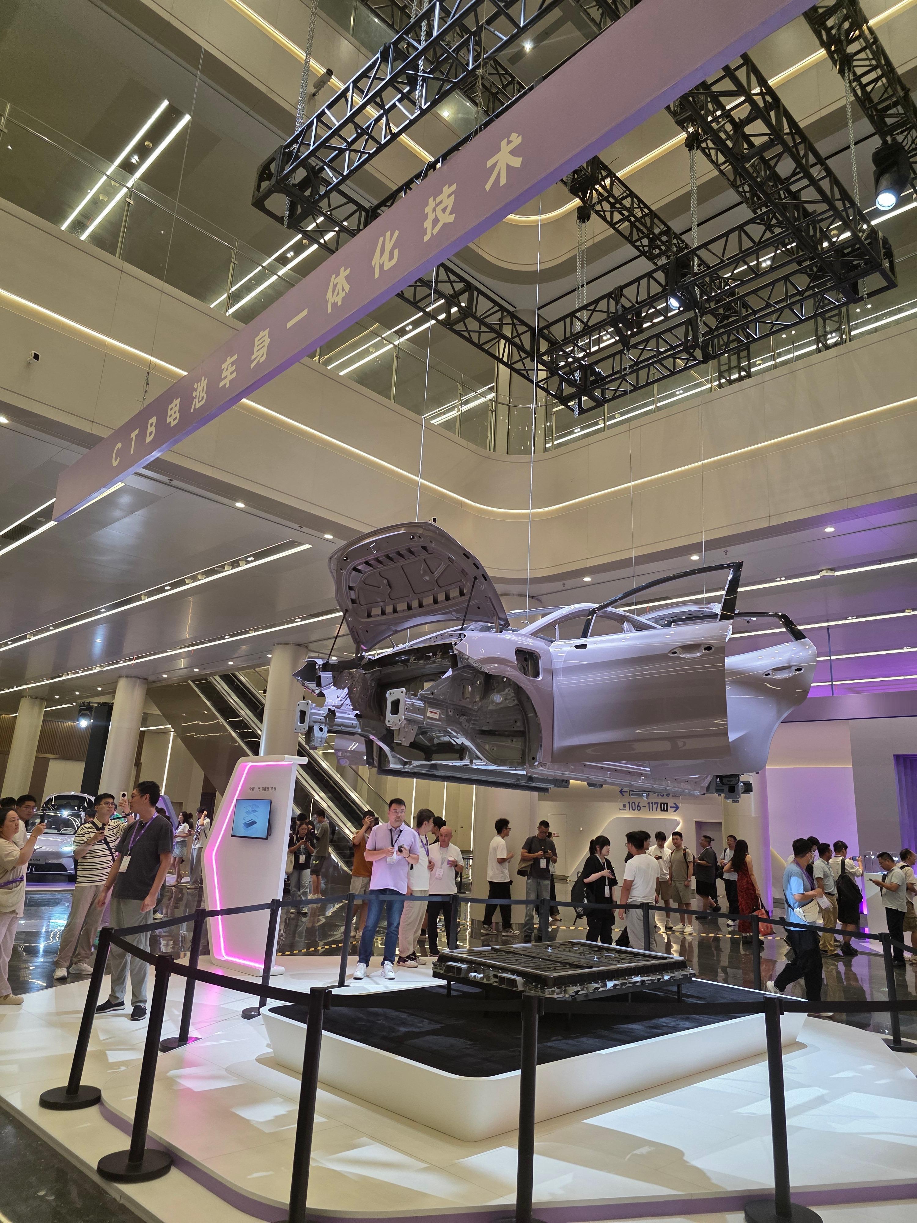MG4疯了预售价7.38万7.38万起，半固态安芯版价格9月公布，年内批量交付