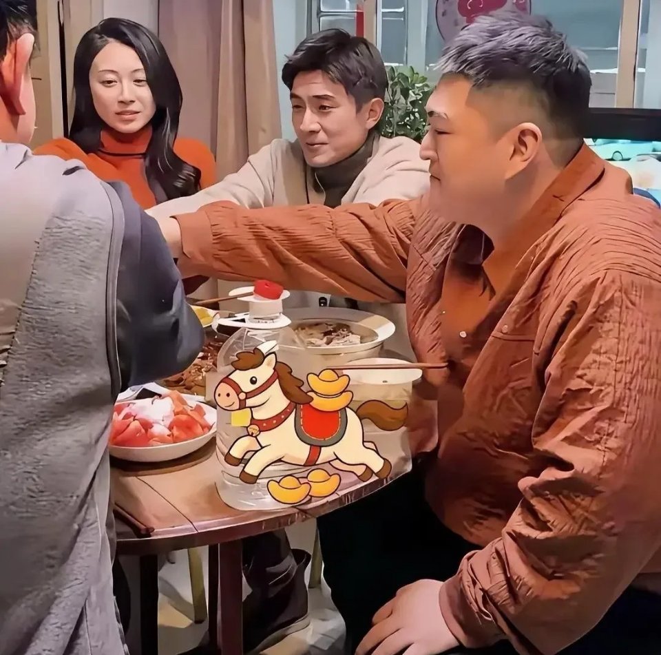 赵本山儿子赵大牛设宴招待林更新，一桌家常饭菜氛围感拉满。没有精致高端的酒席，桌上就是家常菜，还有一大