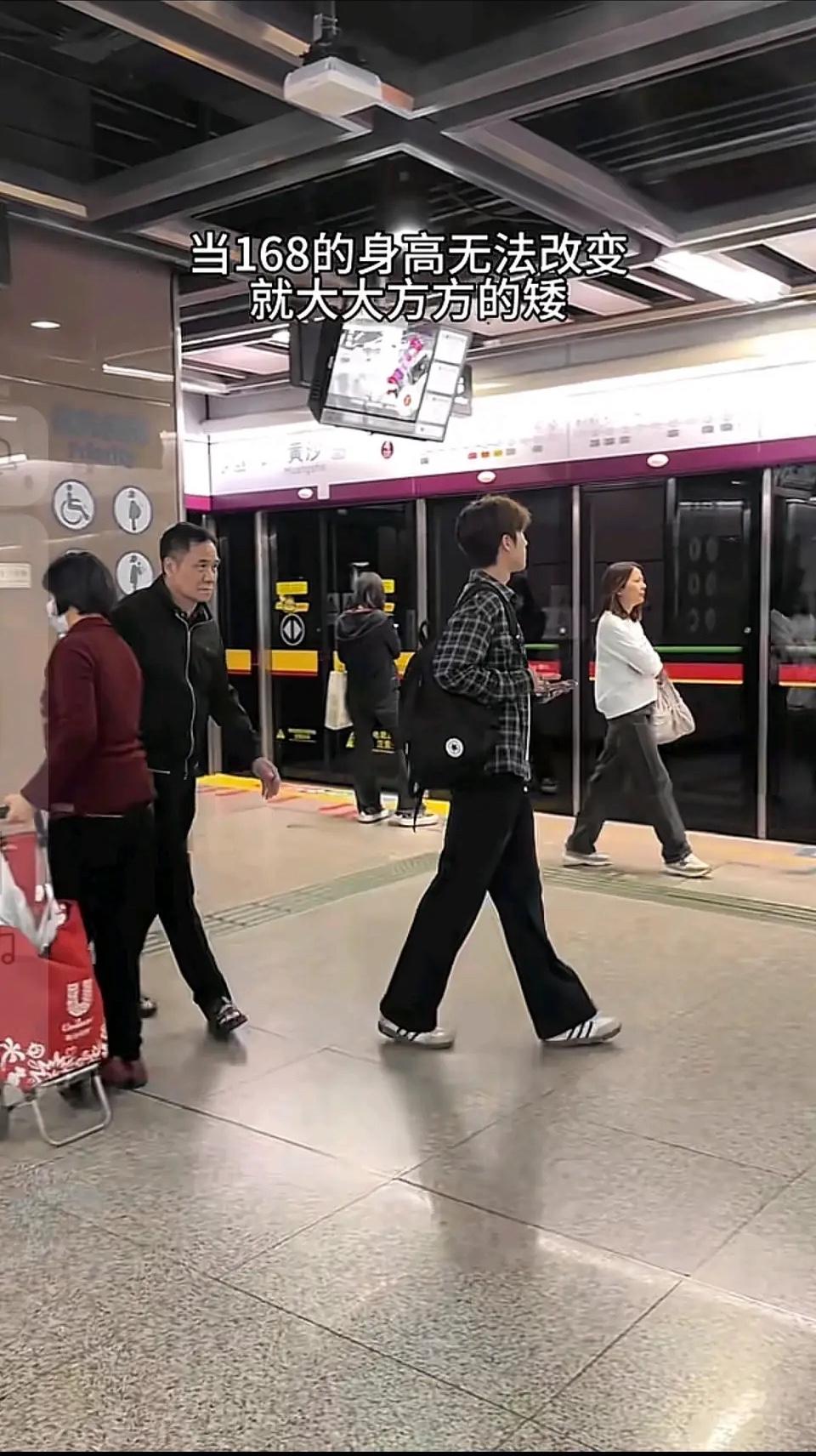 其实这就是真实光脚168的效果，很多报自己168的人实际光脚身高都只有163，有