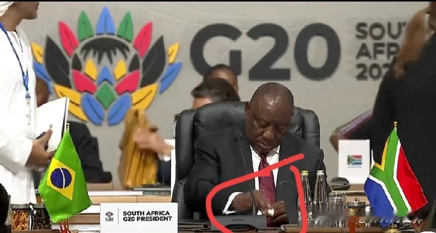 南非约翰内斯堡G20峰会开幕前，会场堪称“社交修罗场”——各国领导人忙着握手寒暄