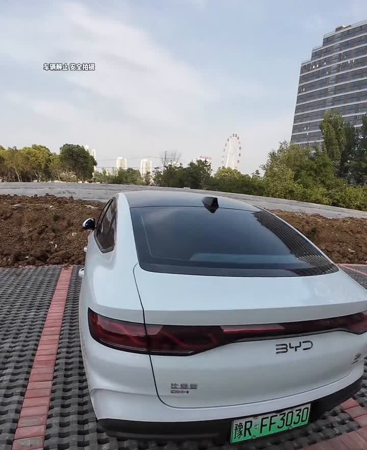 比亚迪秦L现在已经是锁车状态，开一下后备箱还能正常打开。这个是什么情况？其实并不