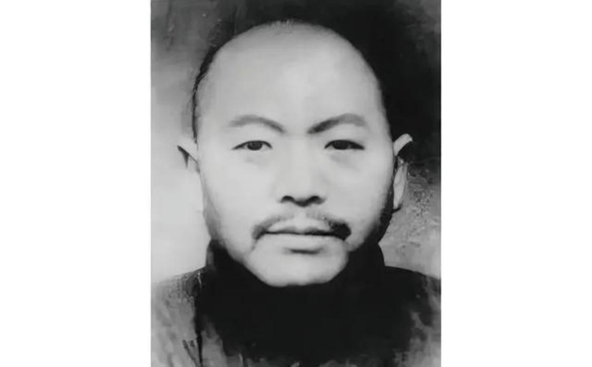 1951年，汉口刑场的早晨阴冷潮湿。人群簇拥在路边，公安机关宣读判决，大汉奸黄标