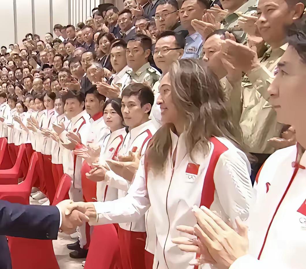 太燃了！昨天接见运动员，第一个被握手的就是郑钦文，这份专属荣光，足以说明她在中国