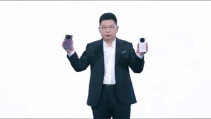 余承东那口“凡尔赛”味儿又来了。9月4日下午，他站在上海发布会舞台中央，把去年那