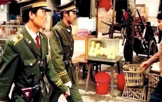 1996年春天，唐山陡河清淤，挖出来一把裹满泥的“五四”手枪。谁都没想到