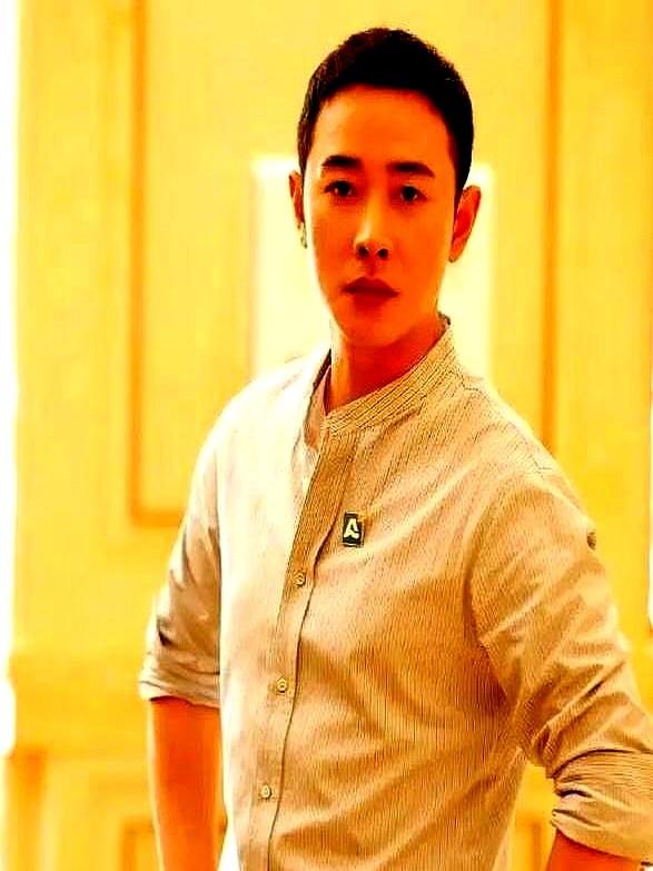 这个世界上我最想不通的人，可能就是罗晋了。唐嫣在上海守着大后方，他却一头扎进