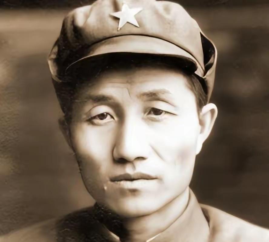 1935年甘肃，参谋长为泄私愤故意拖延全军2小时，马家军骑兵杀到，若非悍将韩先楚