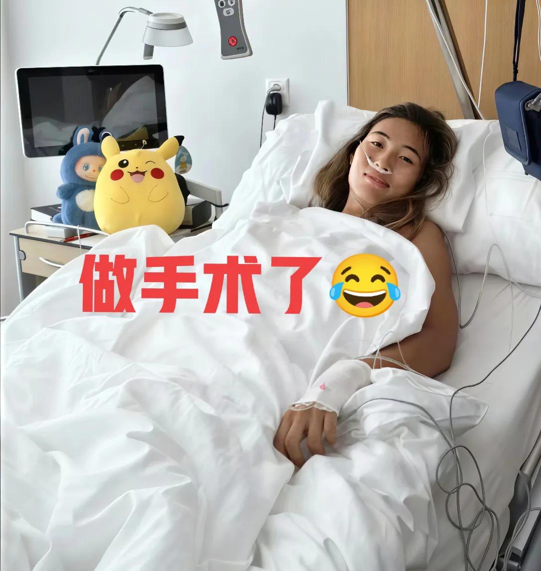 看郑钦文虚弱无力地躺床上，让人心疼不已[笑着哭]，原来她做手术了。难怪华盛顿50