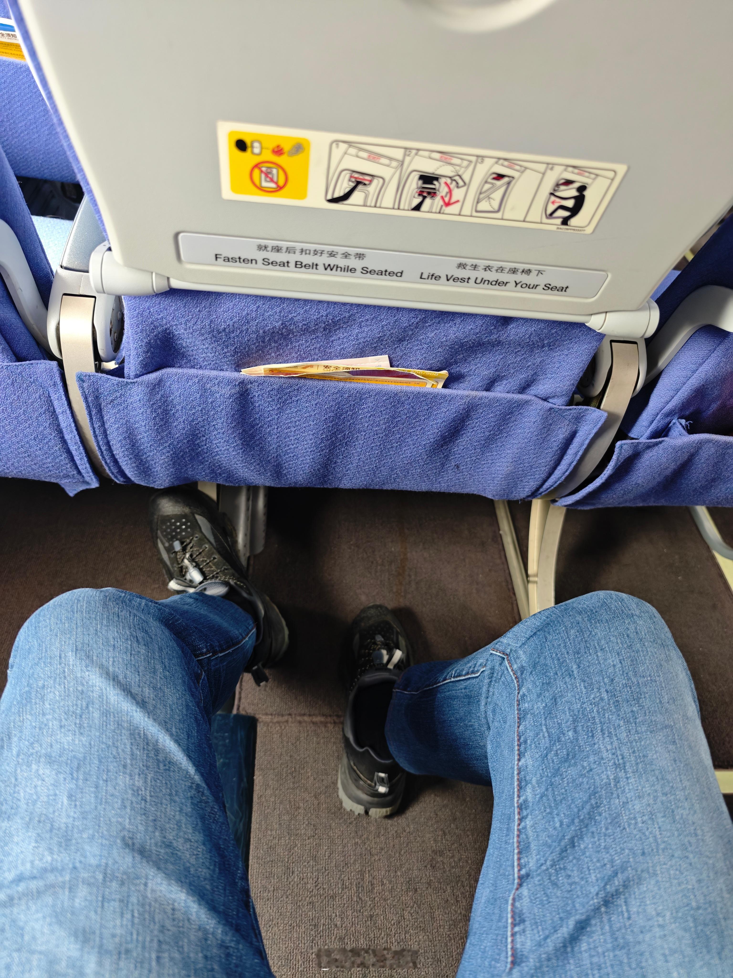 飞机上的腿部空间太宝贵了[捂脸哭]​​​