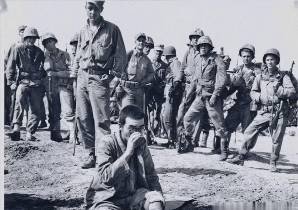 1944年，美军在日军尸体上发现了日军挥刀斩首澳大利亚陆军中士伦纳德的照片。照片