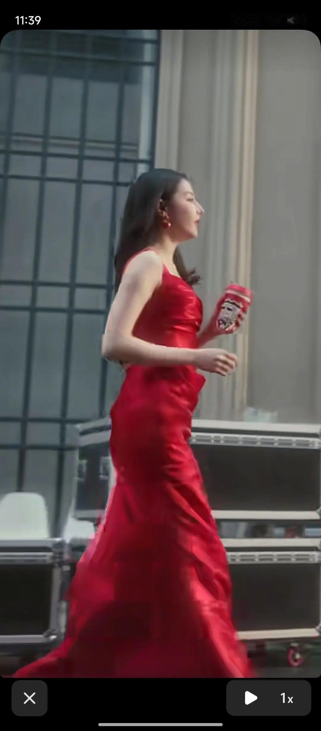 迪丽热巴幸运咖代言这个裙子是不是不合身啊