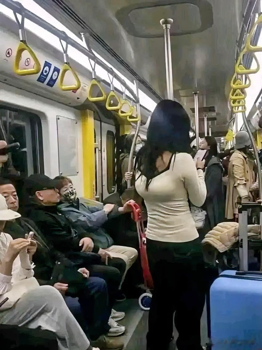 这是这么回事，难道衣服穿反了