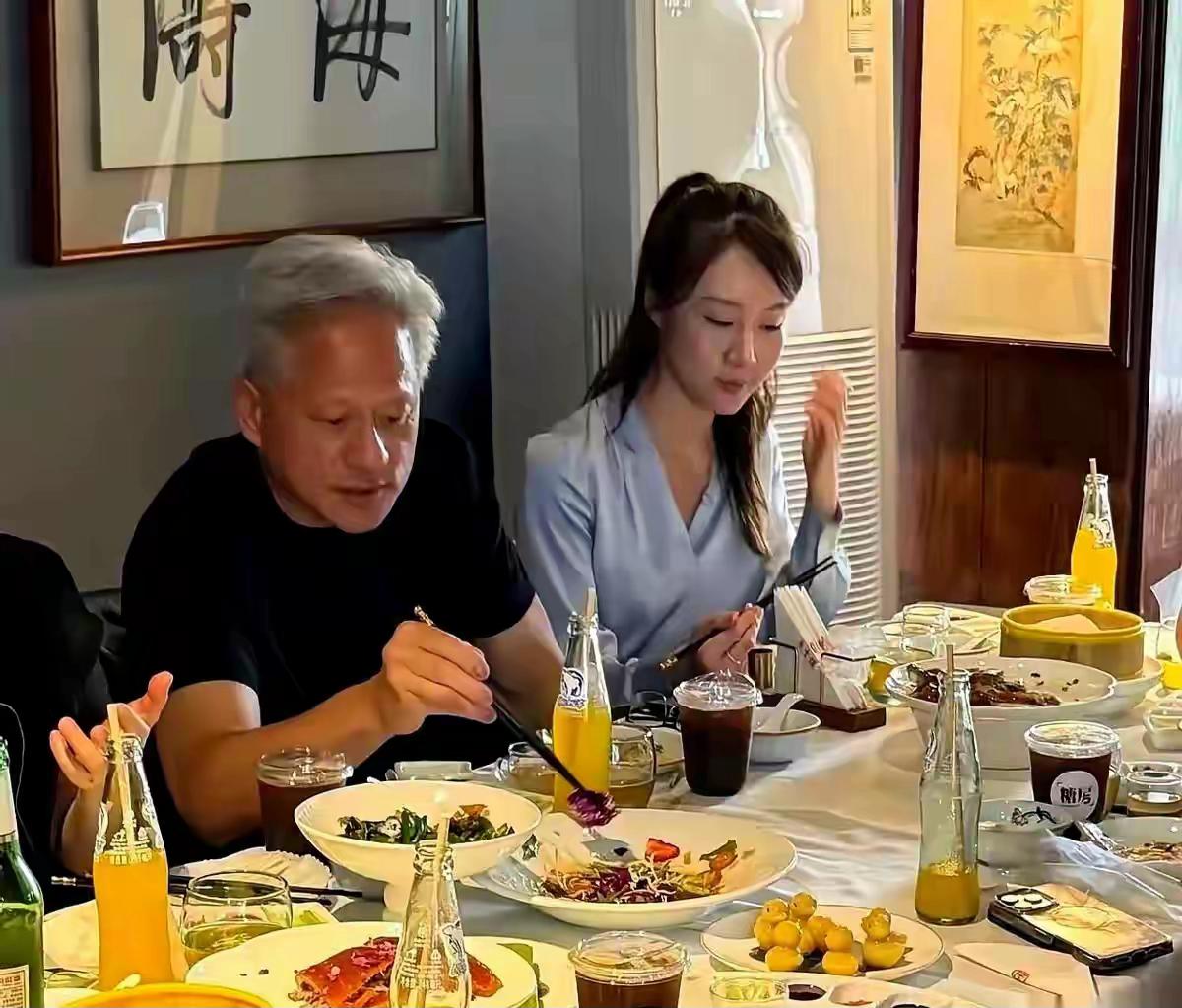 换个环境，老黄后院会不会冒烟起火？这俩人也太那个了吧！老黄加个丸子，尝了一口
