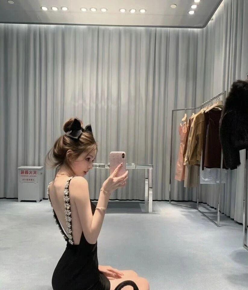 王思聪，终于玩腻了“土豪”剧本！银座爱马仕刷卡只是前菜，在目黑川樱花下蹲着给女